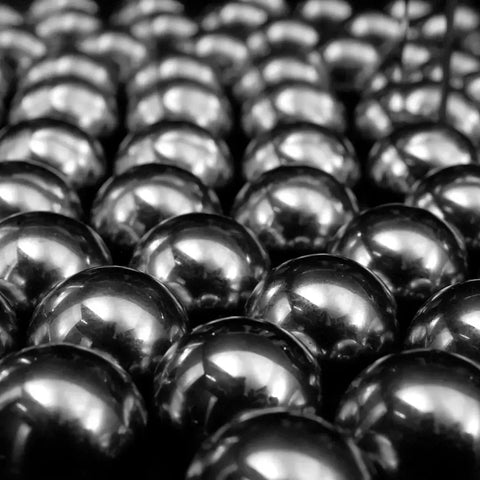 Il ruolo essenziale dei cuscinetti nella riduzione dell'attrito: primo piano di cuscinetti metallici disposti secondo uno schema.