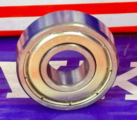 Primer plano de un paquete de 100 rodamientos de bolas 6001ZZ C3 Shielded Rodamientos de precisión ABEC 3 de baja emisión de ruido para motores eléctricos de VXB.